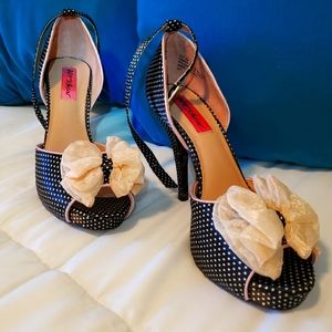 Betsey Johnson peeptoe 4 inch heel with bow size 7